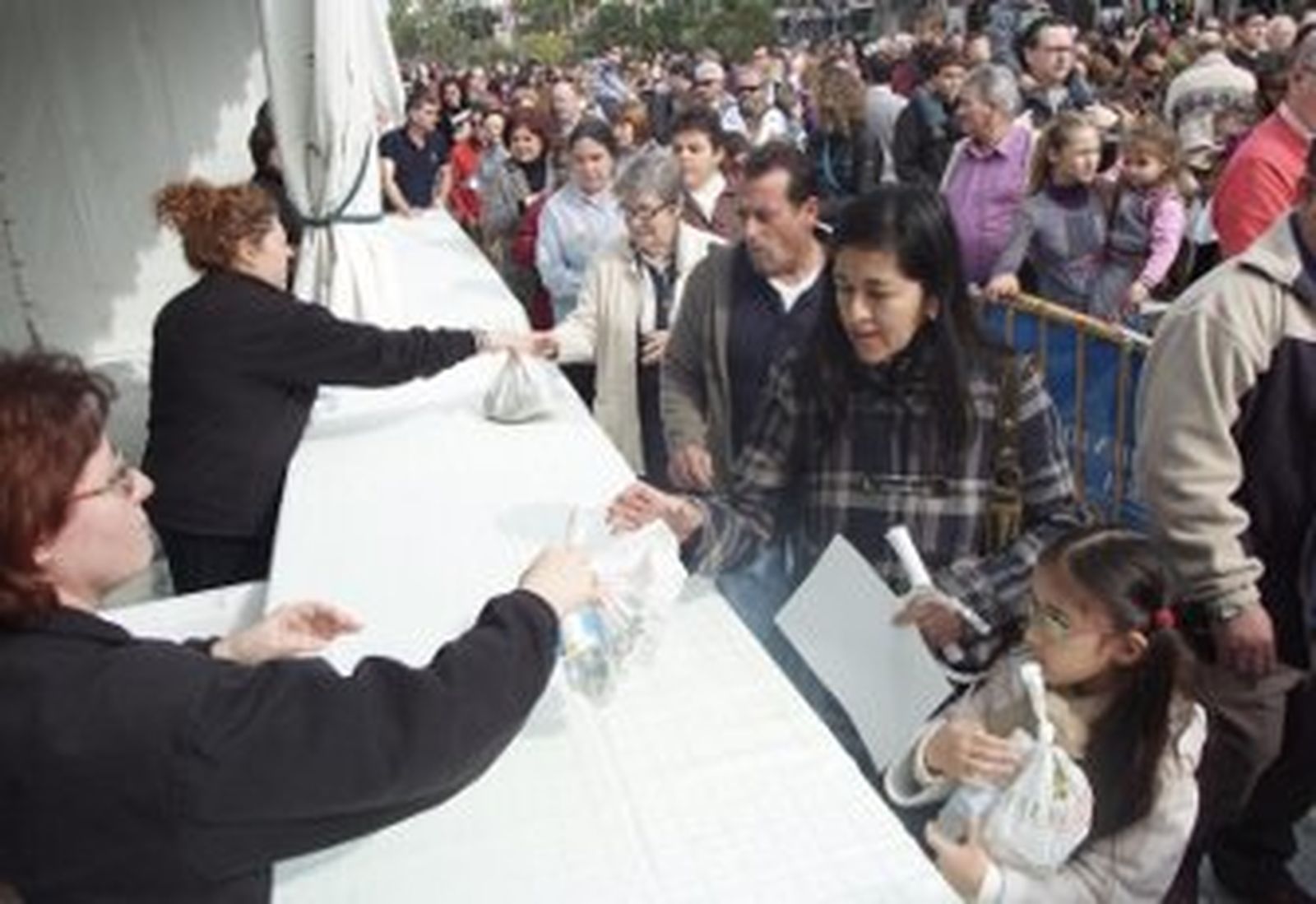La Fiesta de la Haba reúne a los almerienses en la Rambla