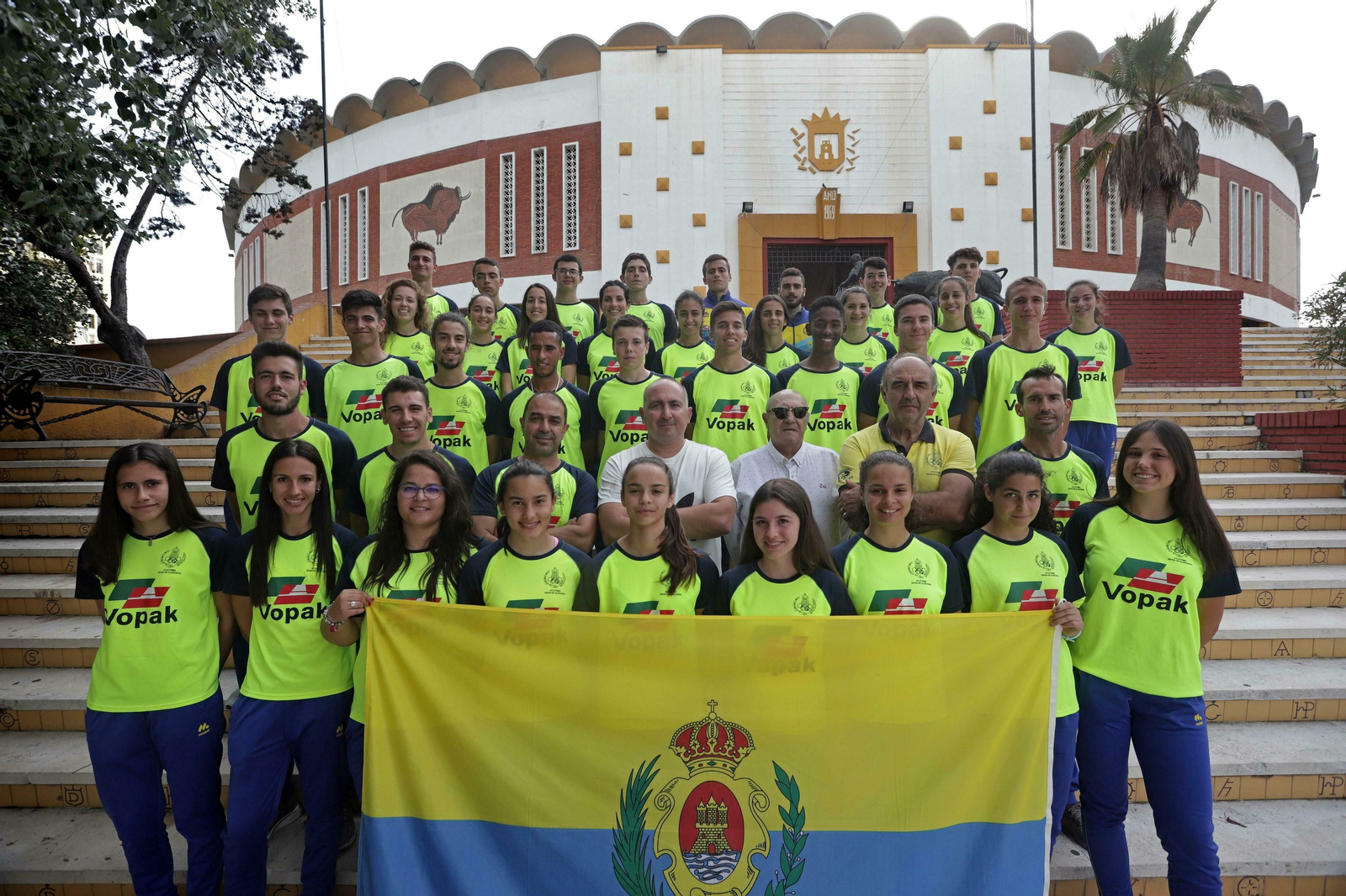 Los equipos absolutos masculino y femenino del Bahía, en la plaza de toros Las Palomas.