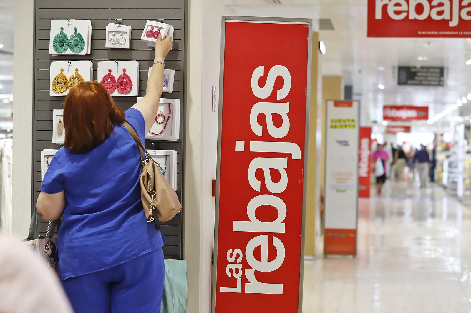 Imágenes del inicio de las Rebajas de verano en Huelva