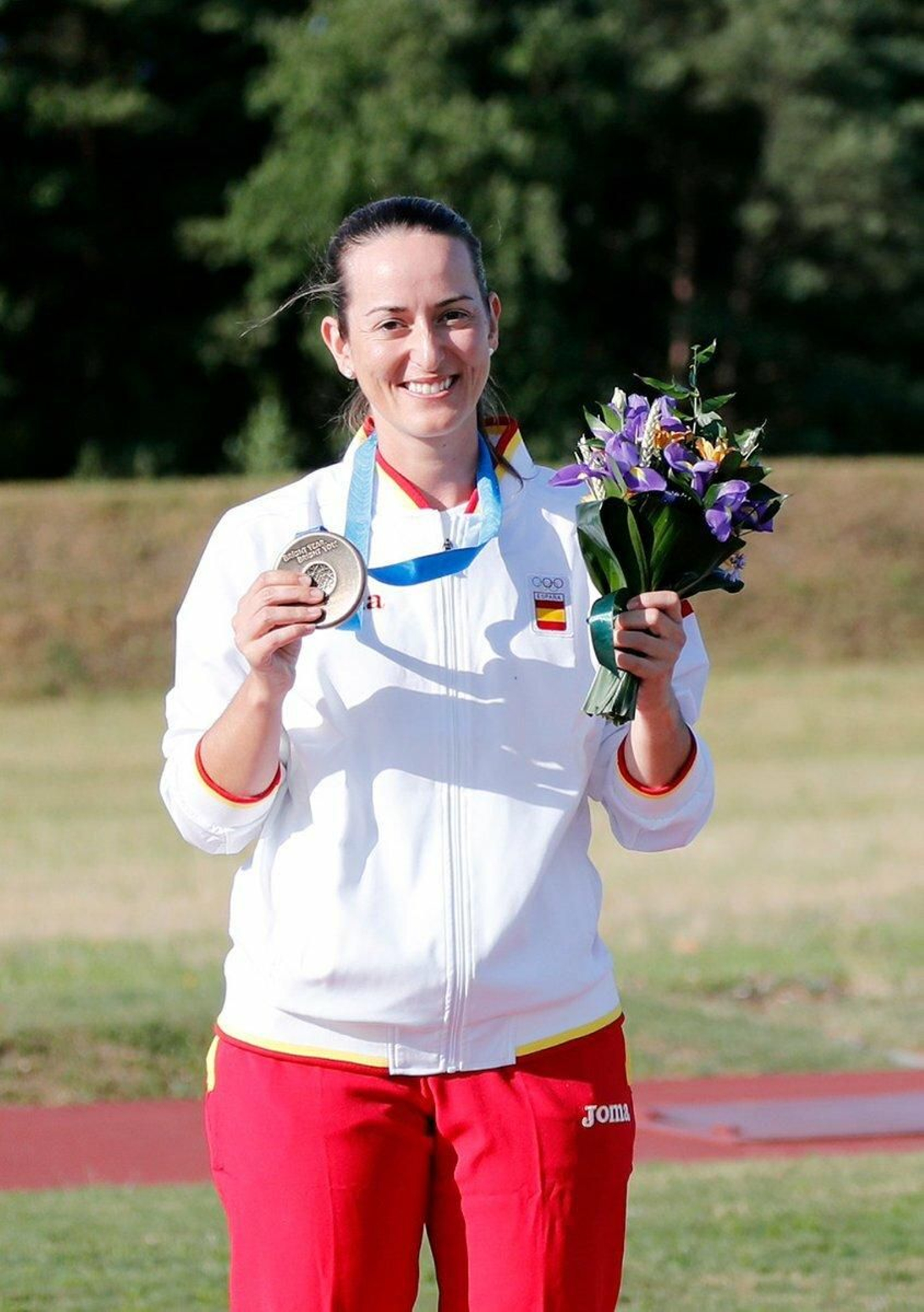Fátima Gálvez, sonriente, posa con la medalla de bronce conseguida en los Juegos Europeos.
