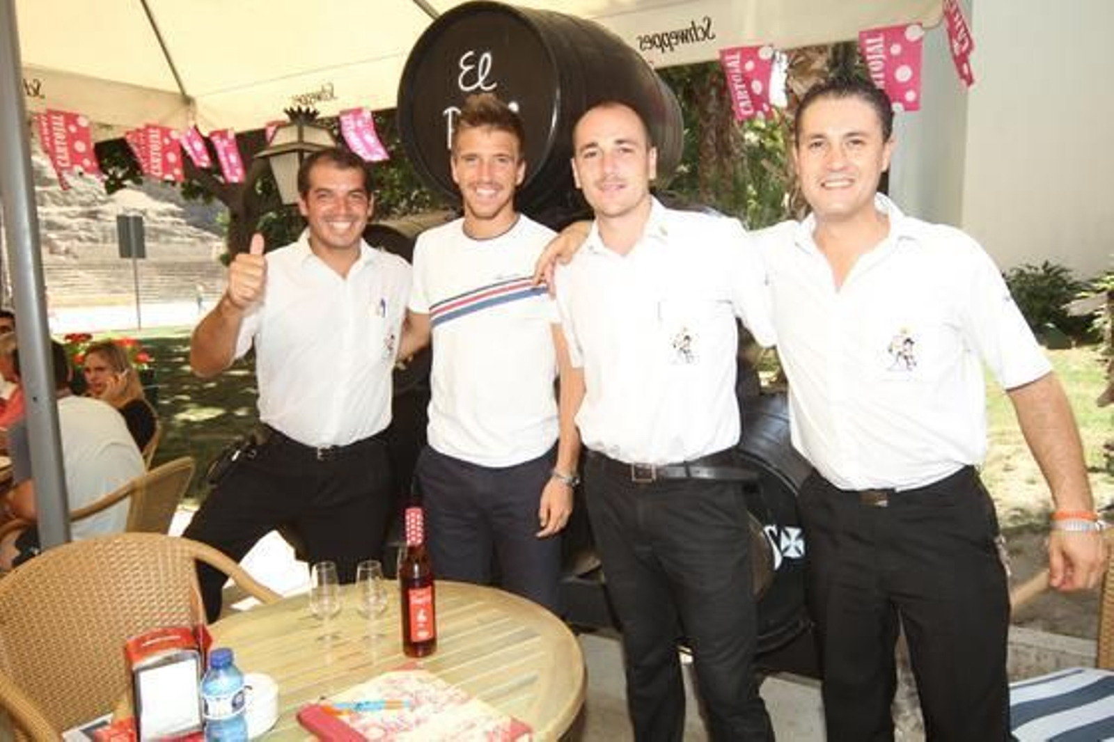 Los camareros de la taberna El Pimpi. 

Foto: Punto Press