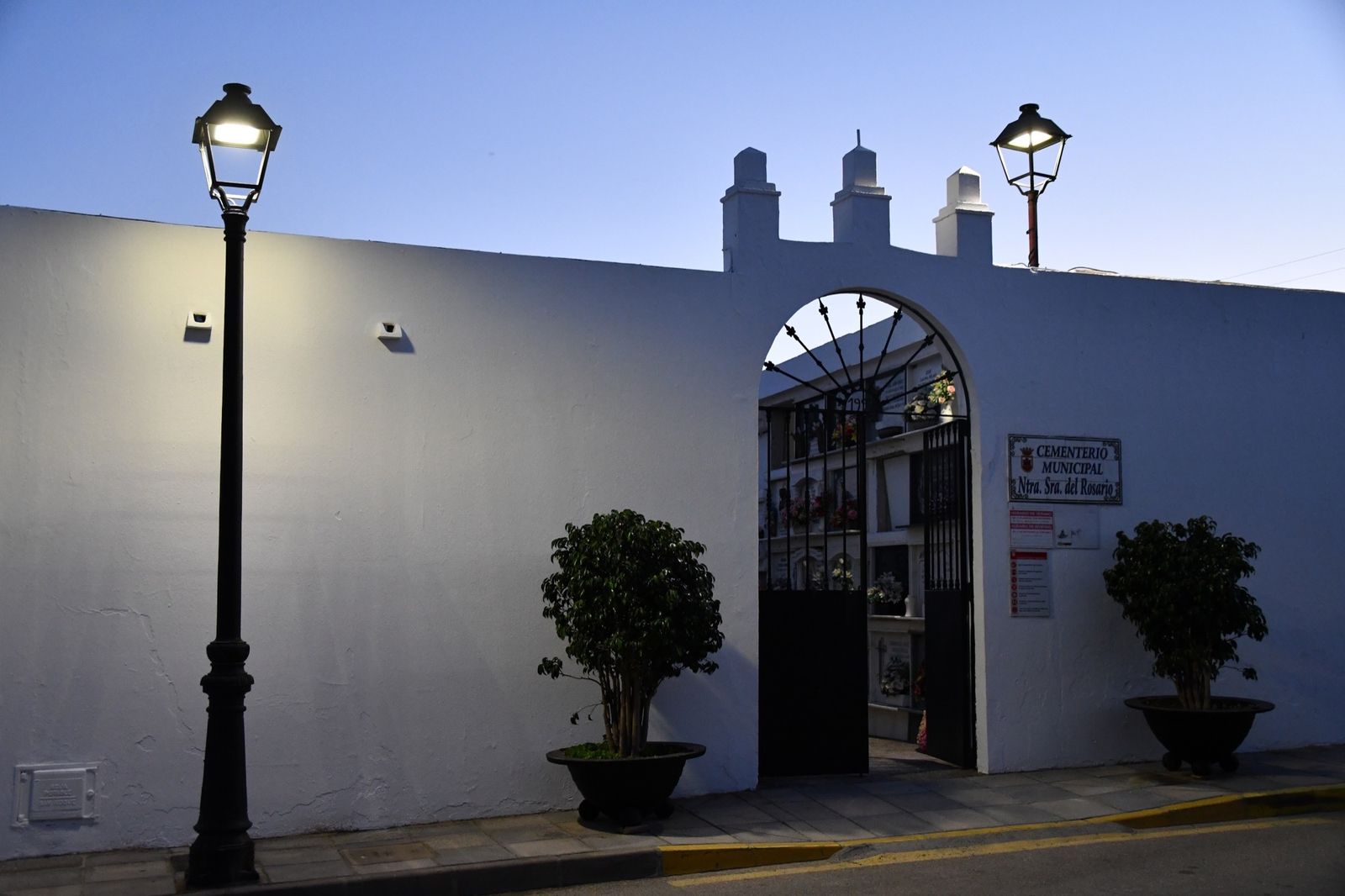 Cementerio de Guadiaro con las farolas con luces led
