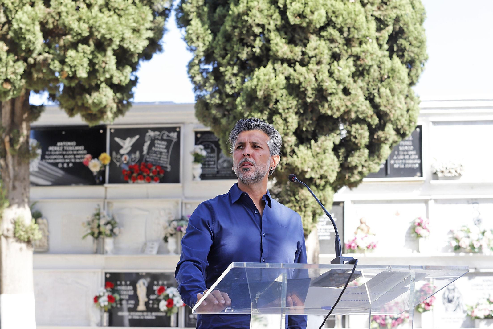 Imágenes del homenaje a Jesús Quintero con el descubrimiento de una escultura de Elías Rodríguez Picón