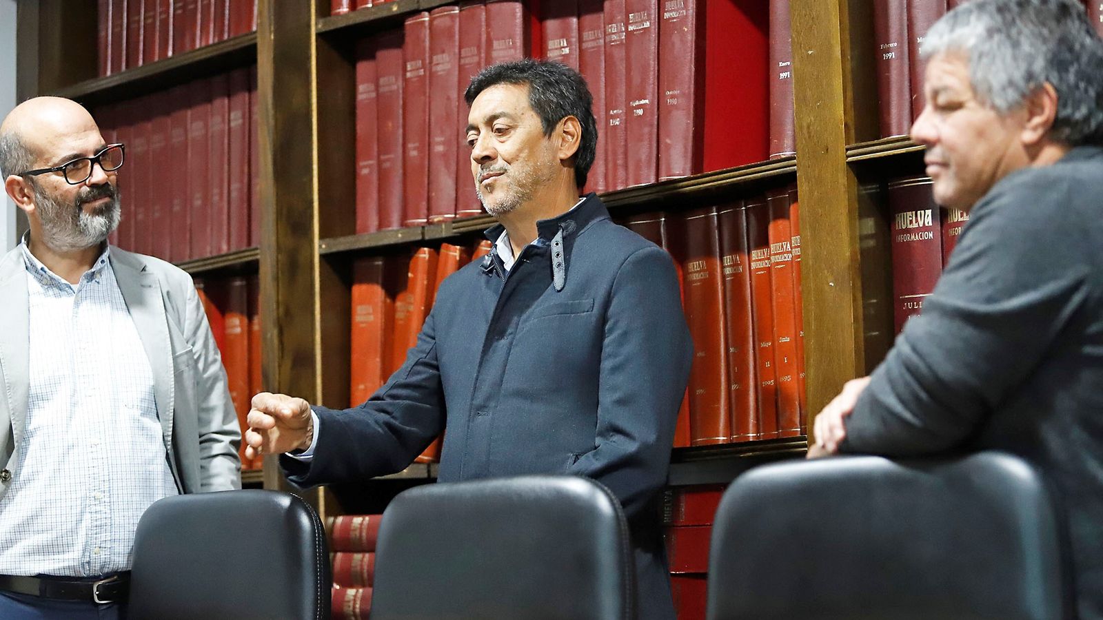 Alzugaray y Luzardo conversan con el director de Huelva Información, Javier Ronchel.