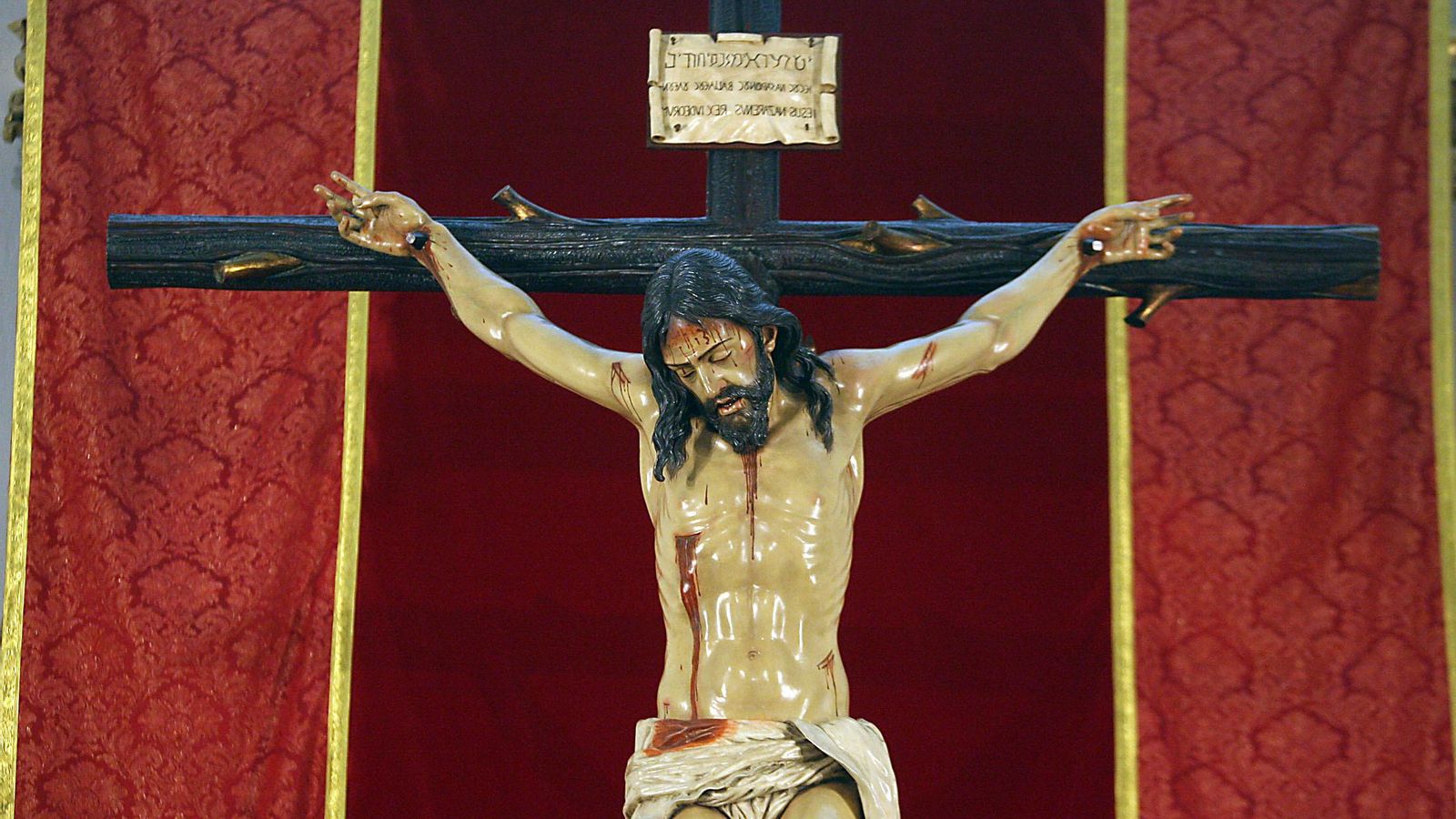Cristo de la Vera Cruz presidiendo el altar de la Concepción.