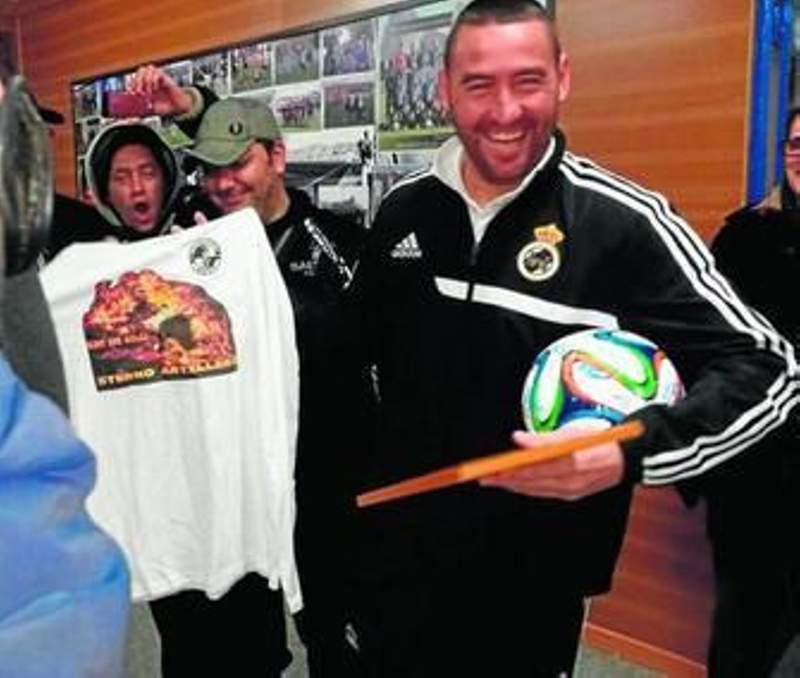 Copi, con los regalos del Colectivo Doce y el balón con el que se jugó el encuentro de ayer.