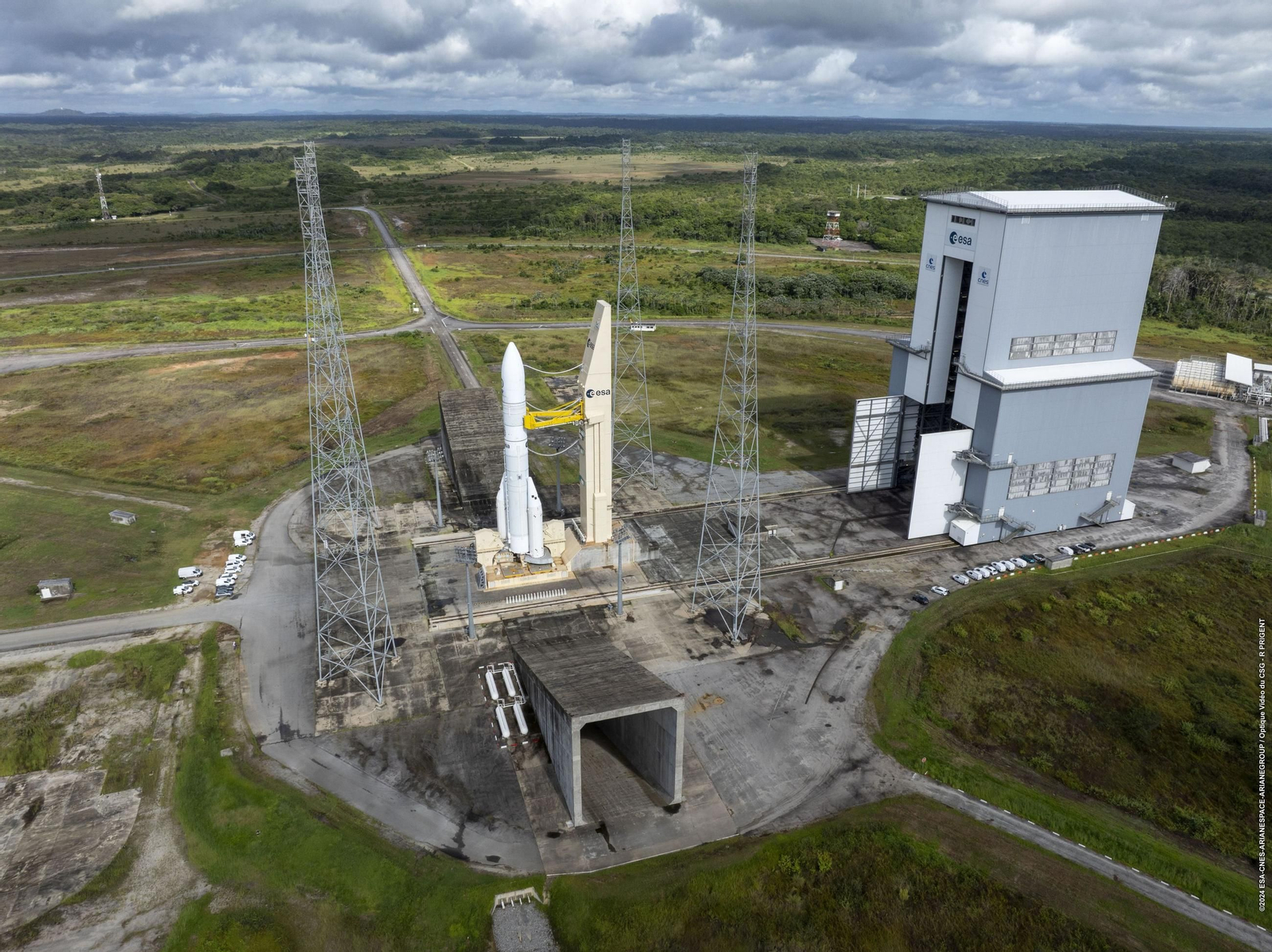 El cohete Ariane 6 listo para su despegue en el puerto espacial europeo de Kurú (Guayana Francesa) El cohete Ariane 6 listo para su despegue en el puerto espacial europeo de Kurú (Guayana Francesa)