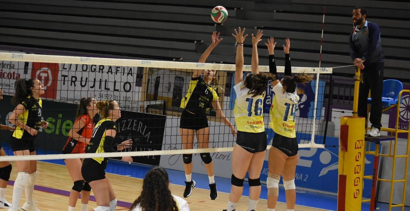 Las jugadoras del Mairena Vóley intentan un doble bloqueo en la red.