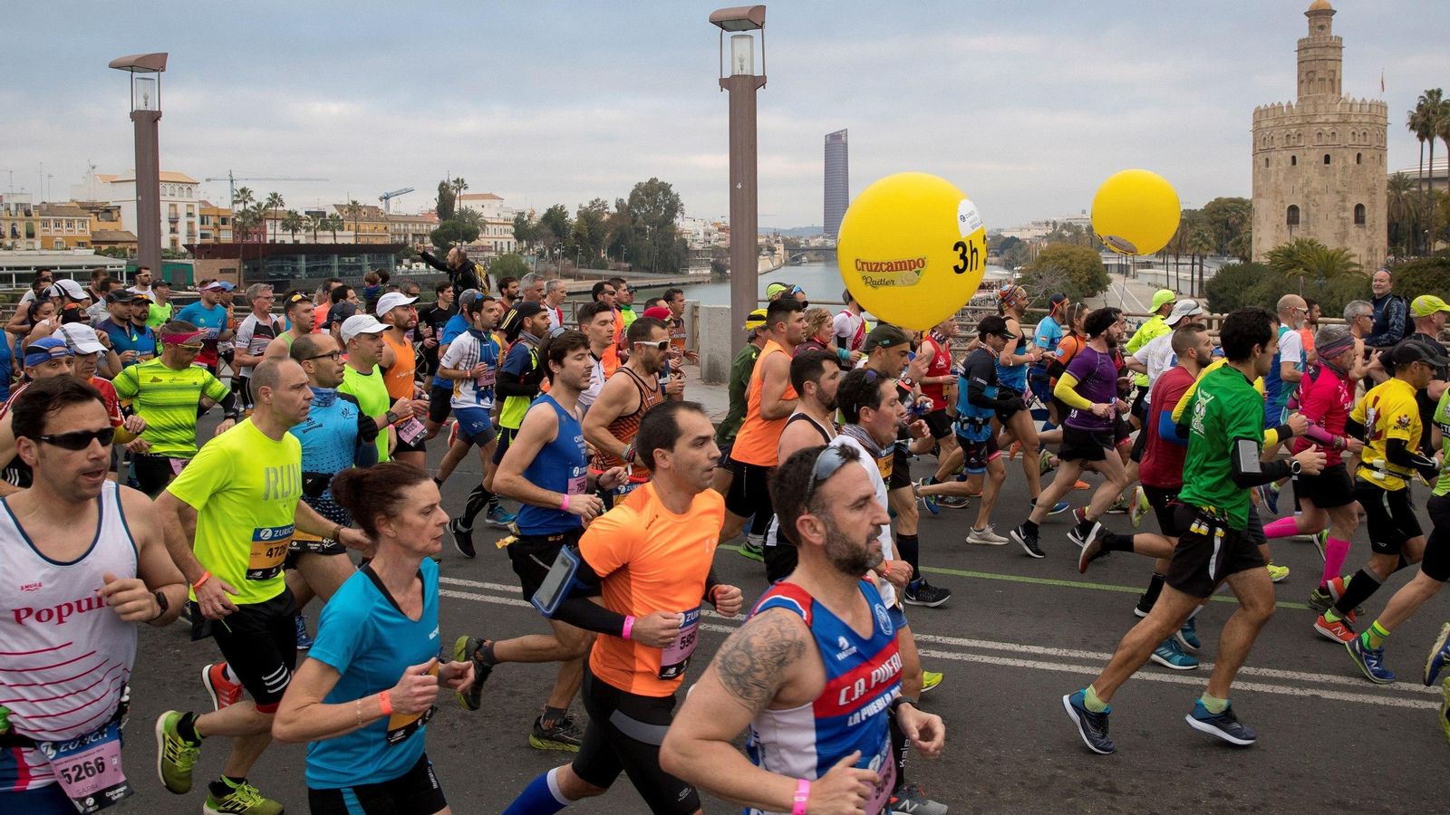 Corredores del maratón de Sevilla.