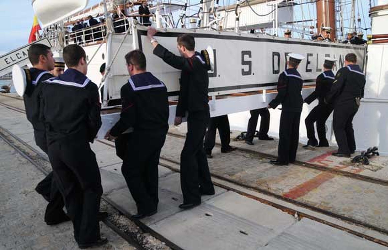 San Fernando despide en el Arsenal de La Carraca al buque escuela de la Armada, que partió de forma excepcional en uno de los primeros grandes actos conmemorativos del 2010

Foto: Javier Gonzalez