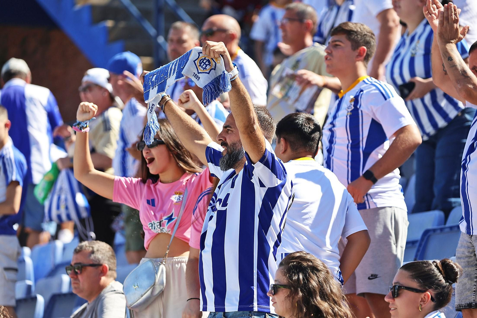 Aficionados del Recre celebran uno de los goles del pasado domingo.