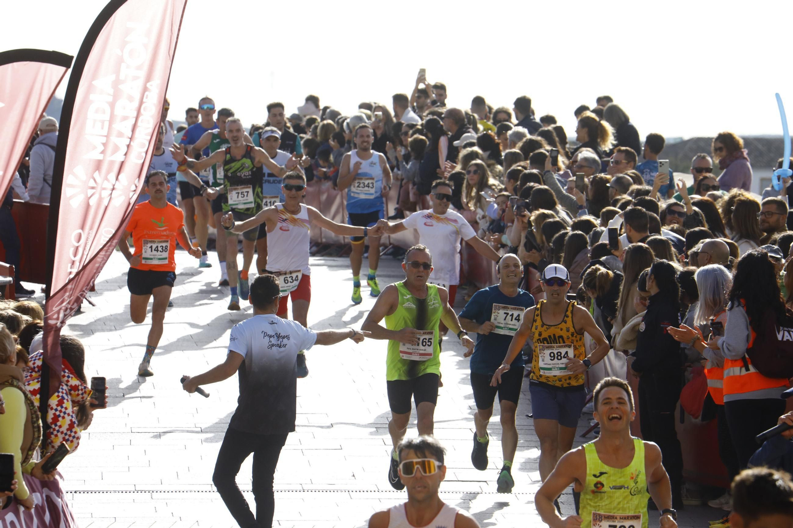 La gloria de cruzar la Puerta del Puente: las fotos de la línea de meta de la Media Maratón de Córdoba 2024