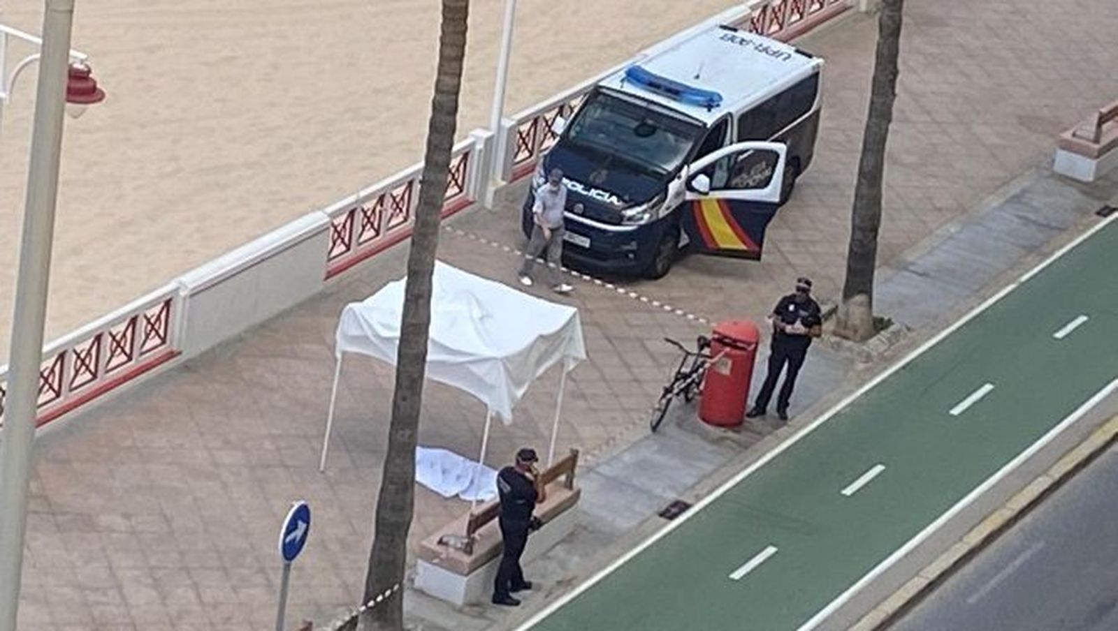 Dos agentes de la Policía Nacional custodian el cuerpo.