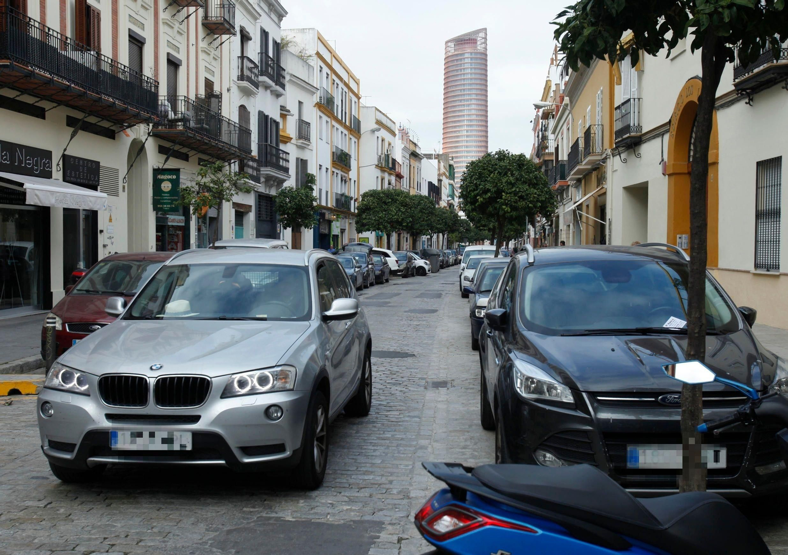 Triana es junto al Casco Antiguo la zona de la ciudad donde hay más déficit de plazas para dejar el coche en horario diurno. Según el Diagnóstico de Movilidad de Sevilla, en la zona serían necesarias 11.054 plazas más para cubrir la demanda.