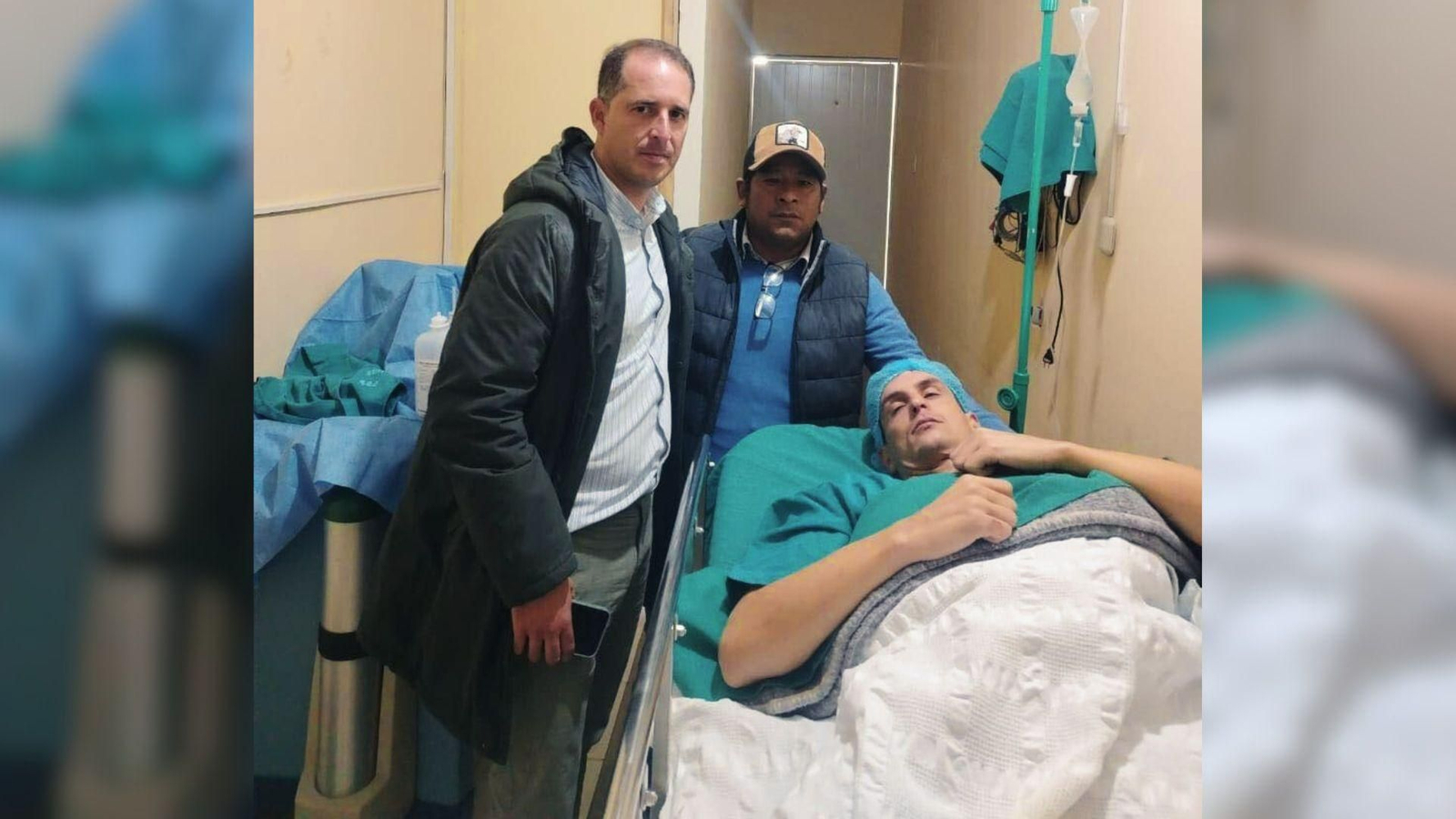 El torero David Galván y su apoderado Miguel Ortega tras la grave cornada en Coracora.