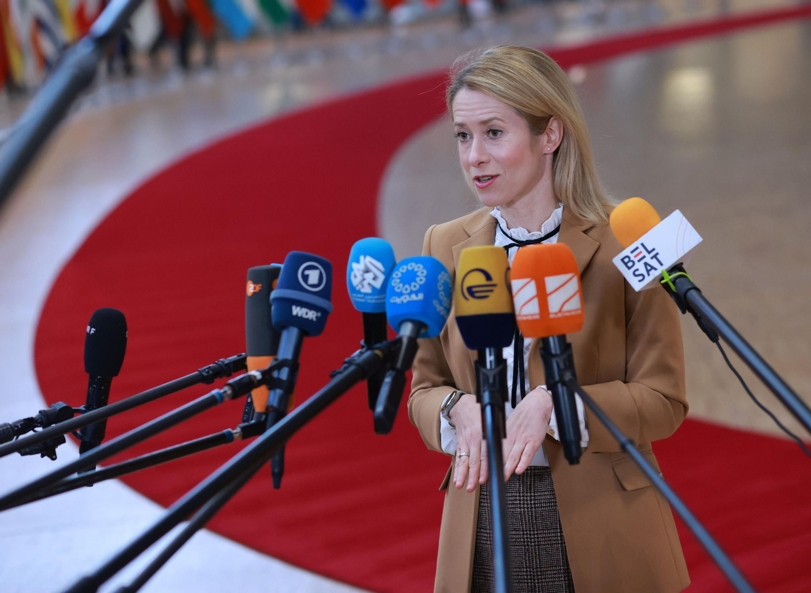La alta representante de la UE, Kaja Kallas, habla a los medios durante el Consejo de ministros de Defensa en Bruselas.