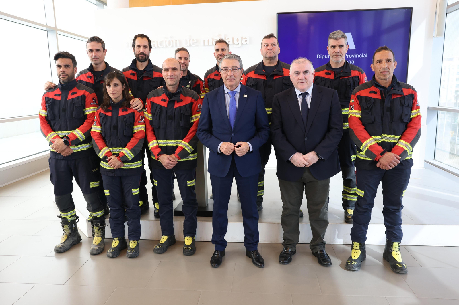 Los bomberos del CPB que trabajaron en Turquía, junto a Salado y Marmolejo este martes en la Diputación.