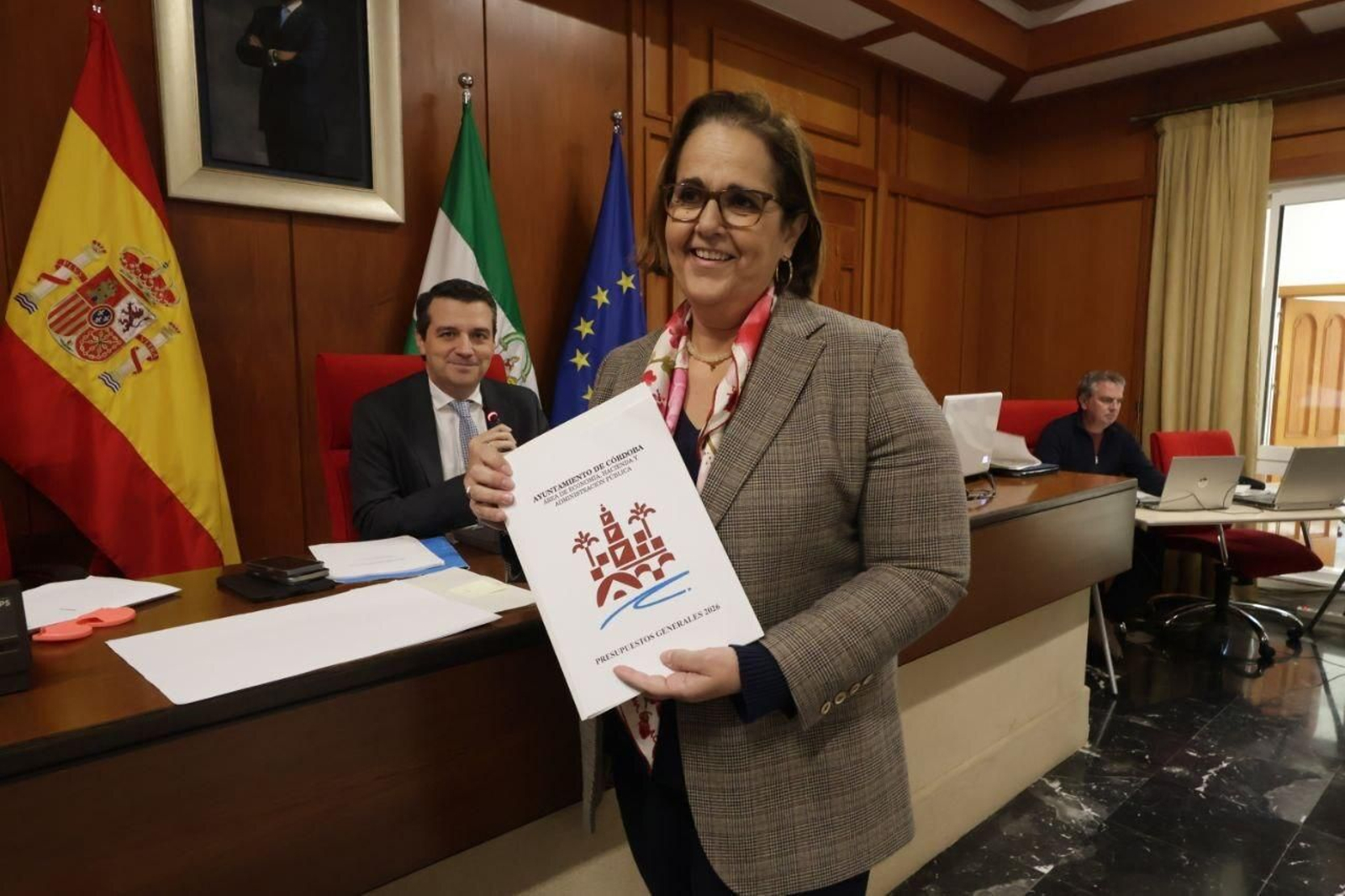 Blanca Torrent muestra el dossier de los presupuestos municipales de 2026.