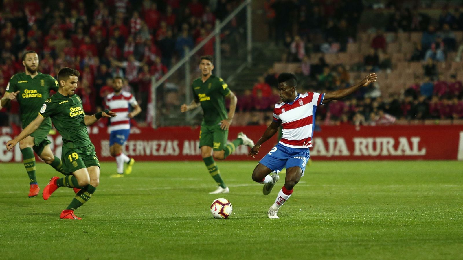 Ramón Azeez se dispone a golpear el balón