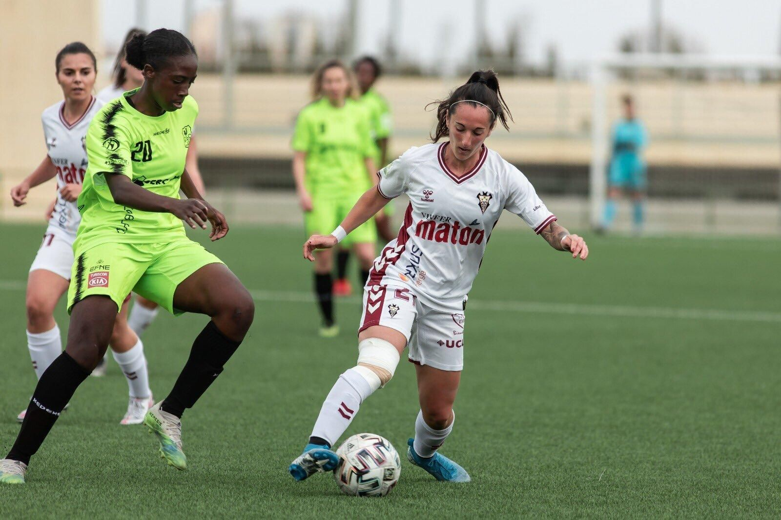 Naomie Vagre intenta frenar a la manchega Paula Moreno.