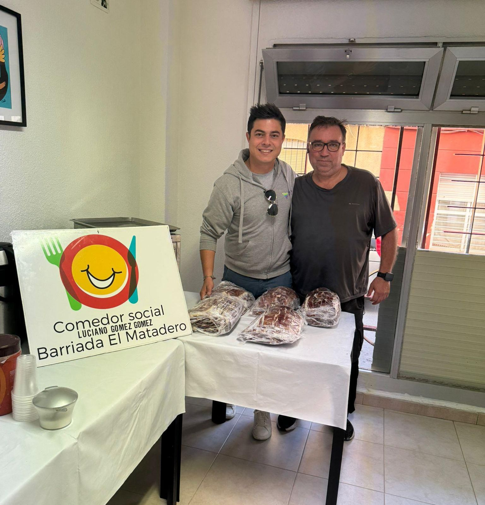 Entrega del jamón del récord Guinness al comedor social de la barriada Matadero de Huelva.