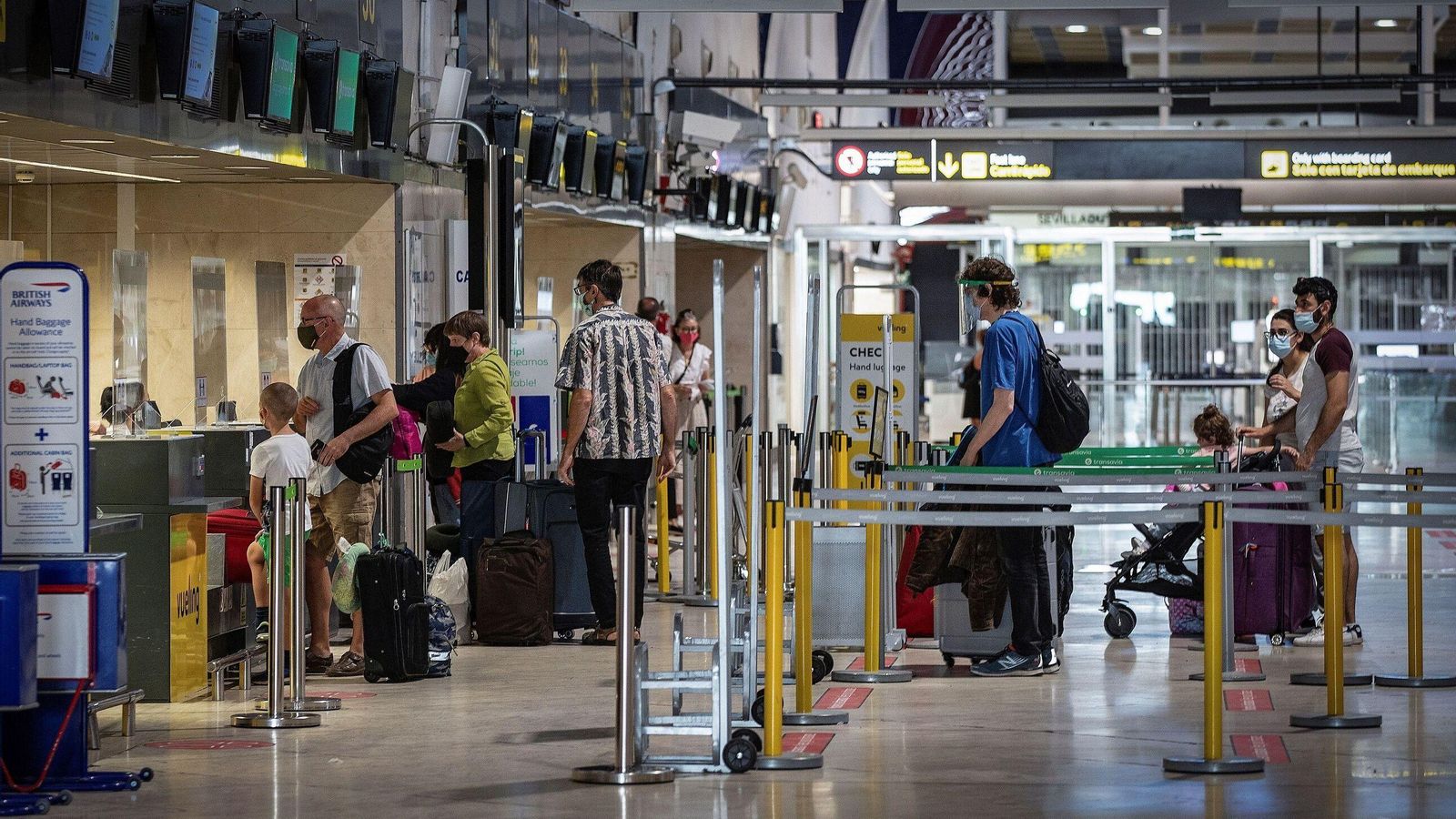 Pasajeros en el aeropuerto de Sevilla.