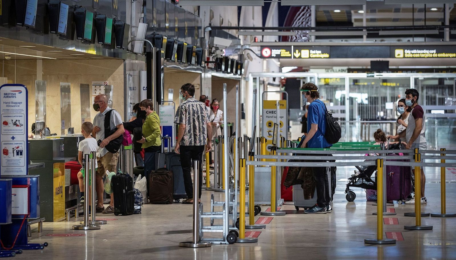 Pasajeros en el aeropuerto de Sevilla.