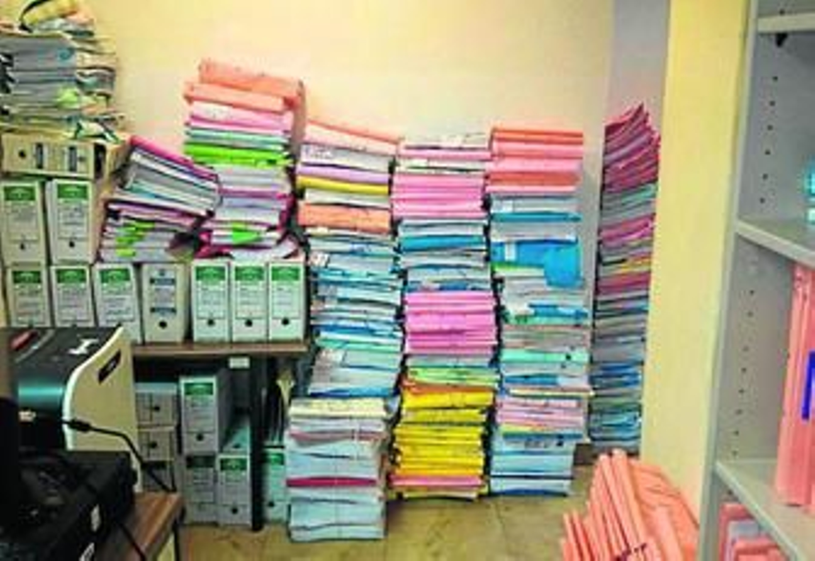 Los expedientes se acumulan por el suelo y los rincones por la falta de espacio.
