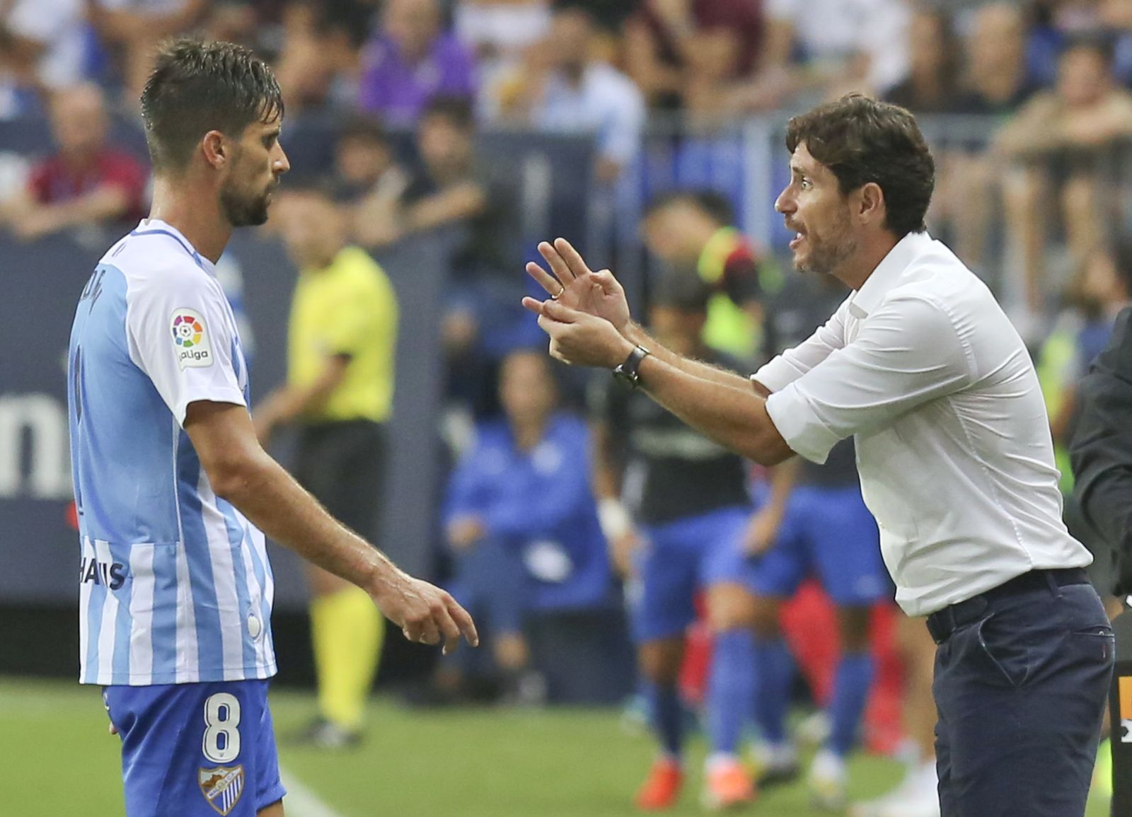 Adrián charla con Víctor.