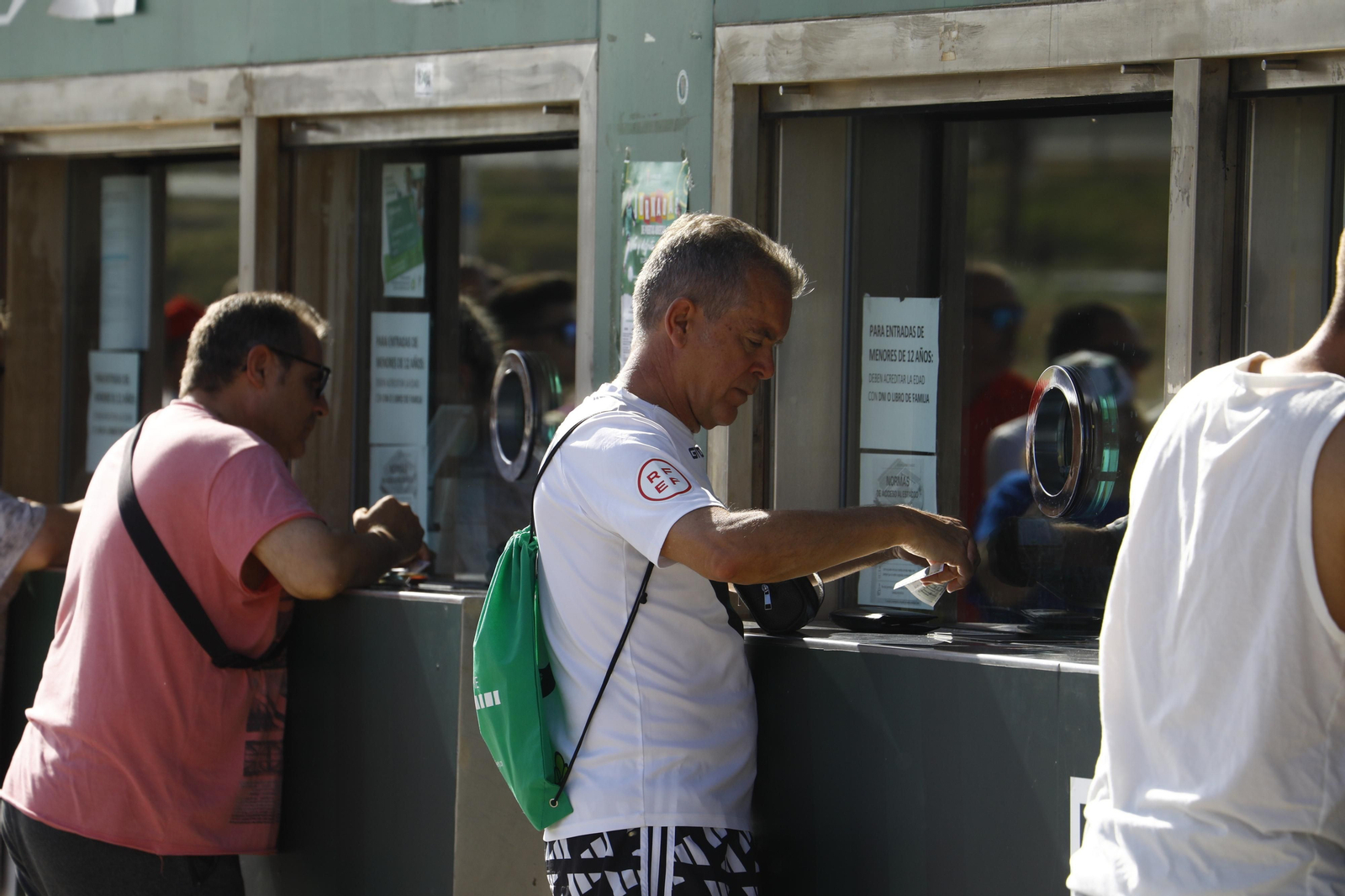 Colas en El Arcángel: Fondos agotados para el Córdoba CF - Ponferradina