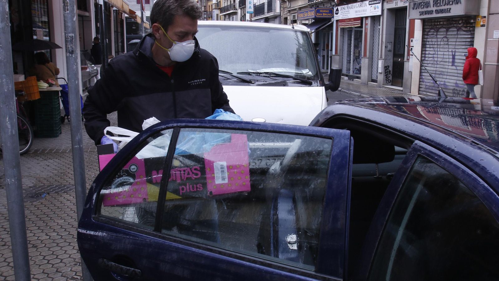 Uno de los taxistas que colabora con la red recoge la compra urgente para llevarla en su vehículo particular.