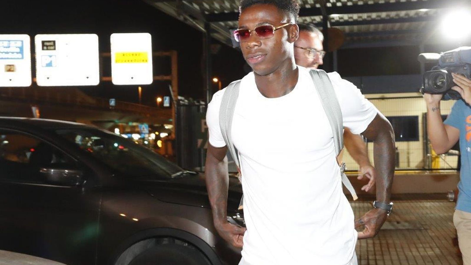 Promes, en el aeropuerto de Sevilla.