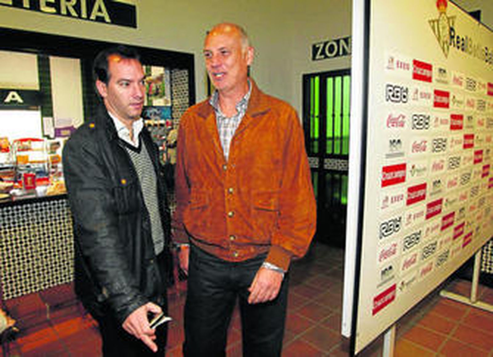 Tomás Calero, jefe de los servicios médicos del Betis (dcha.), acompañando por el jefe de prensa, Manuel Reyes, en la ciudad deportiva.