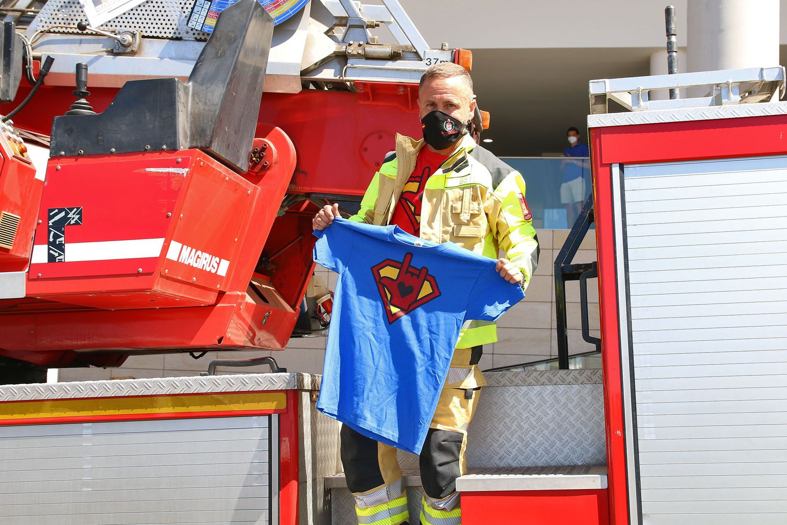 Fotogalería los bomberos de Almería regalan un cochecito eléctrico y camisetas a los niños hospitalizados de Torrecárdenas