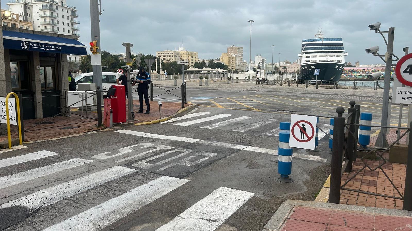 Un único miembro de la policía portuaria tiene que atender no sólo al acceso de vehículos sino también al acceso de personas al puerto de Cádiz, situación que se hace más complicada ante la ausencia de una barrera capaz de detener a los vehículos en el puesto de control.