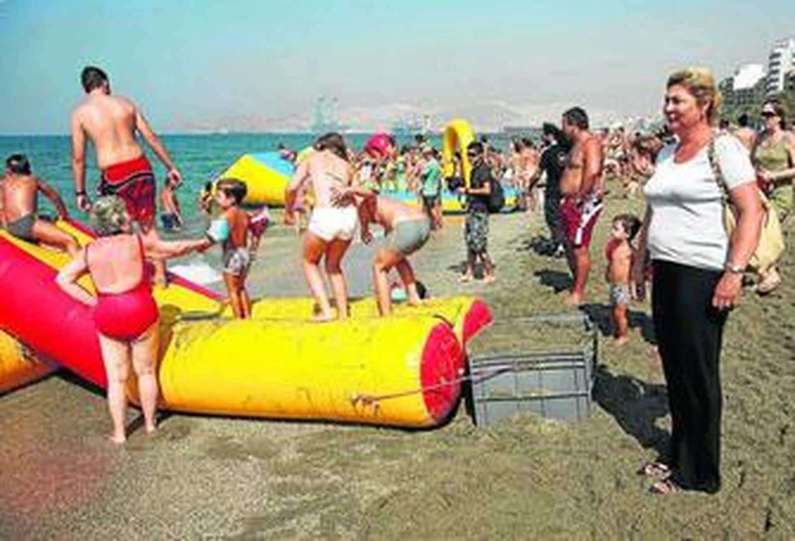Los niños y niñas que se acerquen mañana a El Zapillo podrán disfrutar de juegos y atracciones junto al mar.