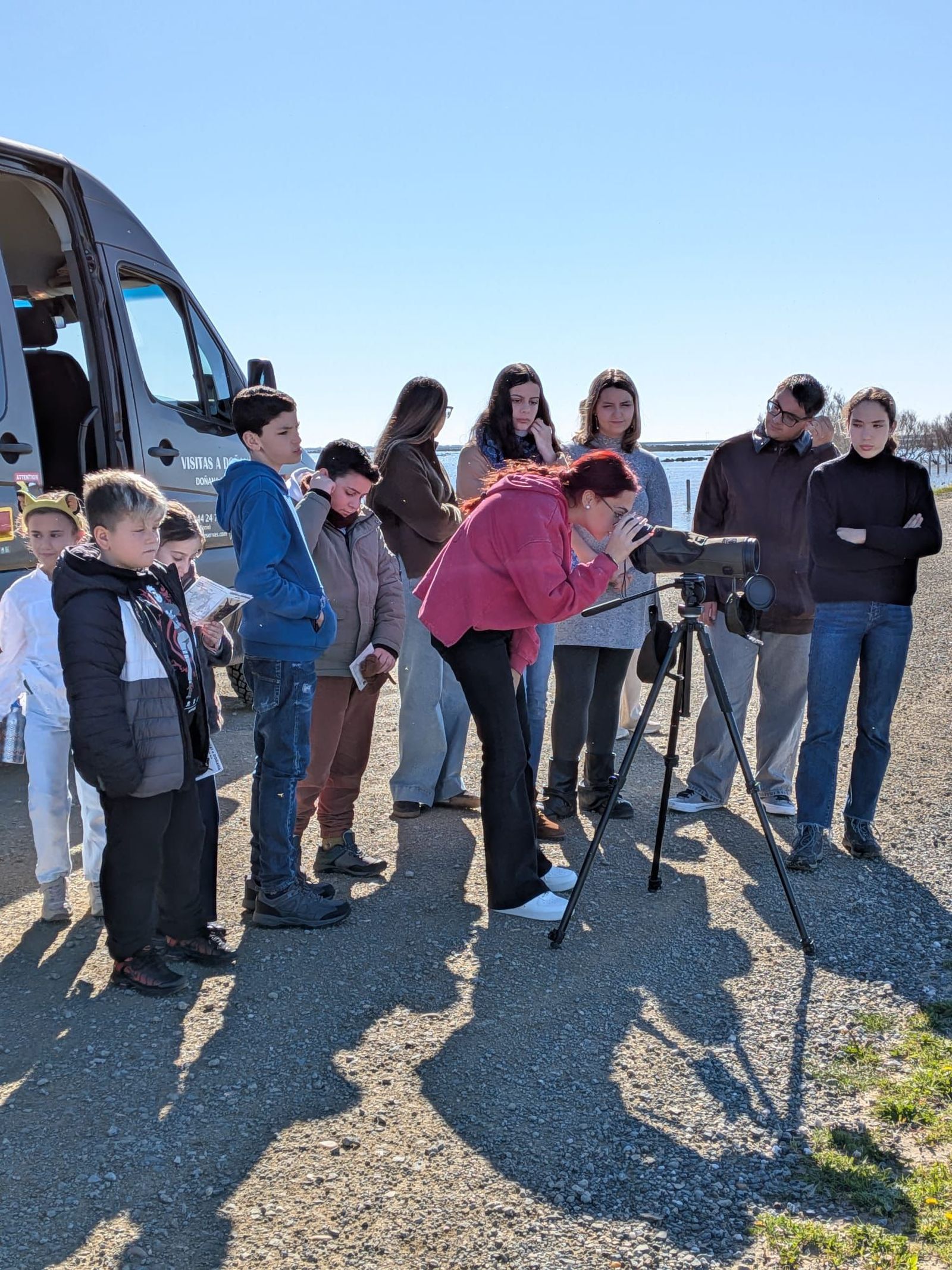 La peña Sevillistas en Xerez regala ilusión en El Rocío a niños del Hospital de Jerez