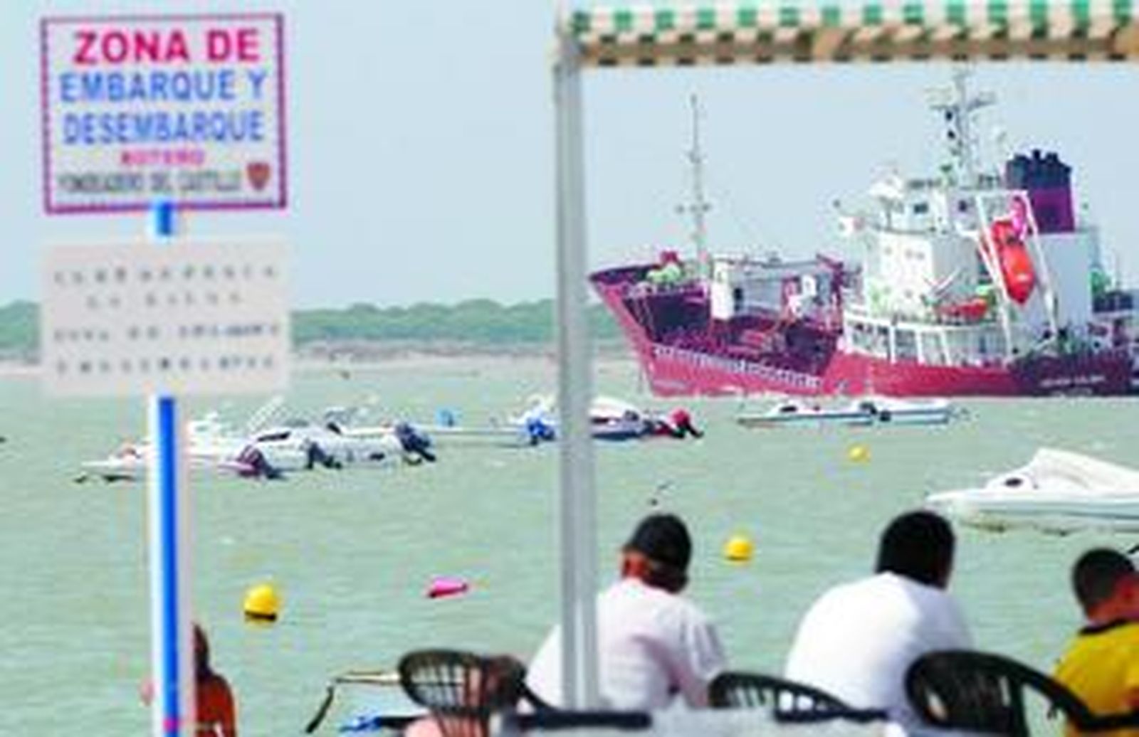 El buque encallado, visto desde el litoral sanluqueño, con el Parque Nacional de Doñana al fondo.