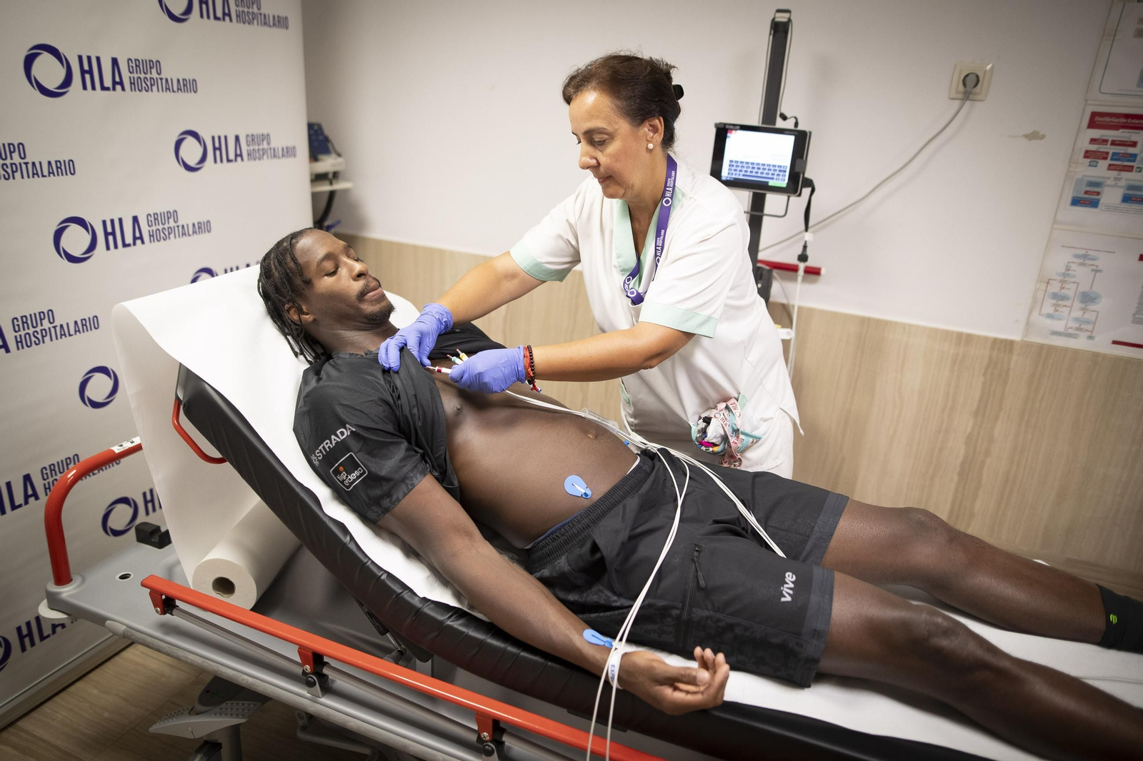 Travis Munnings en pleno reconocimiento médico.