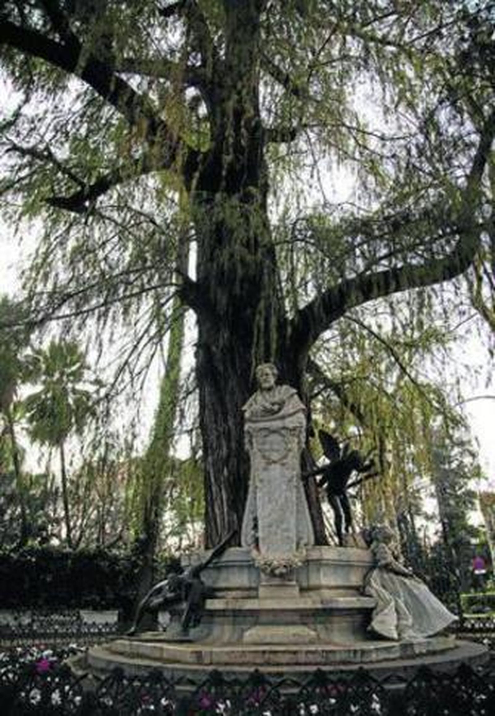 Glorieta de Bécquer, ayer, en el parque de María Luisa. Un nuevo cumpleaños del poeta.