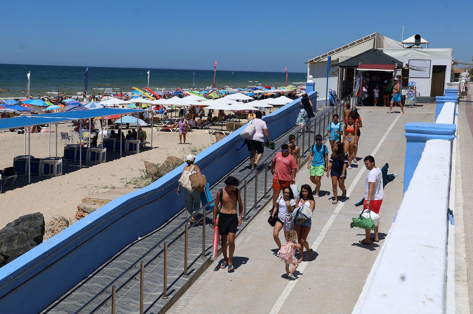Imágenes de una mañana de calor y playa en Matalascañas
