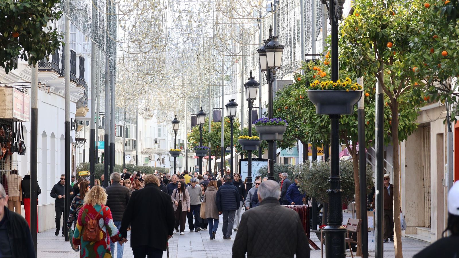 Durante buena parte del año como una ciudad de más de 115.000 habitantes.