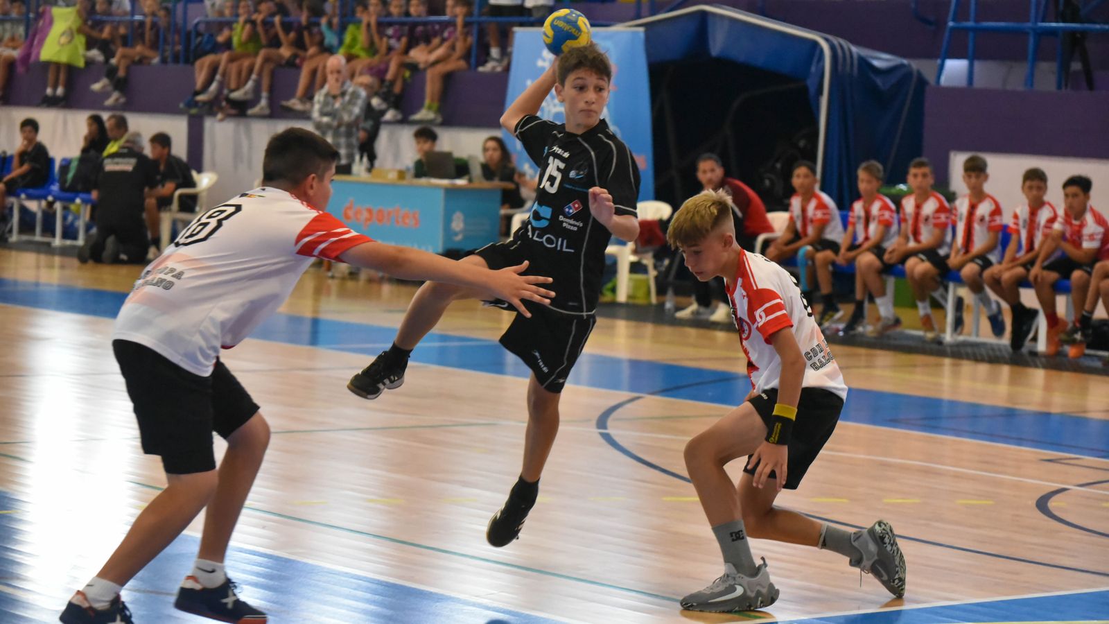 Las fotos de la segunda jornada del Cadeba de balonmano alevín de La Línea