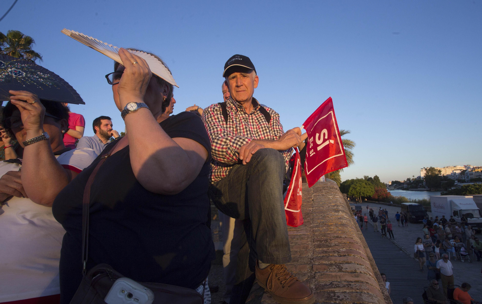 El acto de campaña de Pedro Sánchez en Sevilla, en imágenes