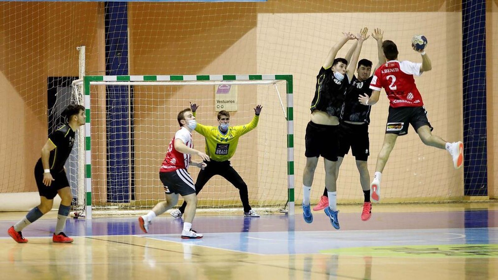 Una acción defensiva del BM Ciudad de Algeciras en su duelo ante el Sanse