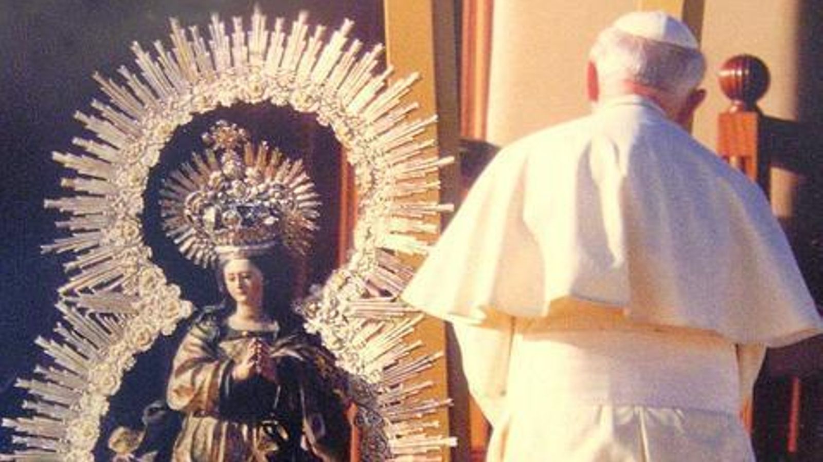 Juan Pablo II ante la Pura y Limpia del Postigo, que fue coronada en el año 2000