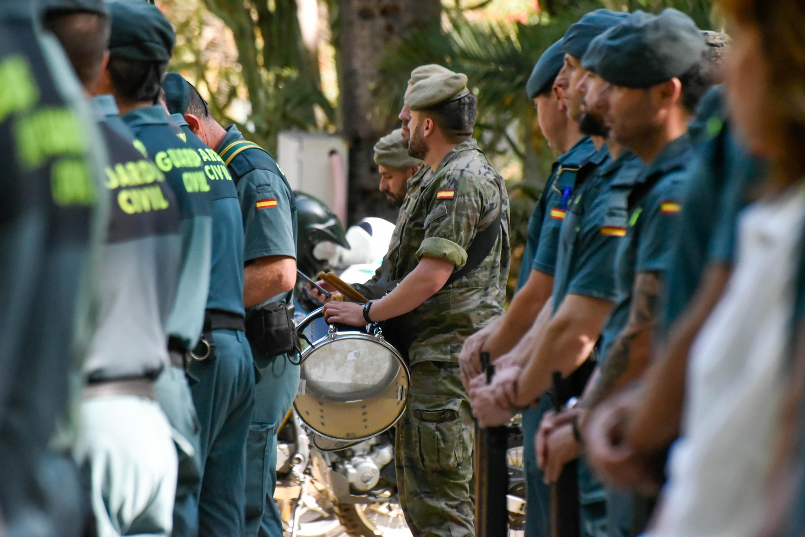 Agentes de la Guardia Civil durante un acto en el parque María Cristina de Algeciras.