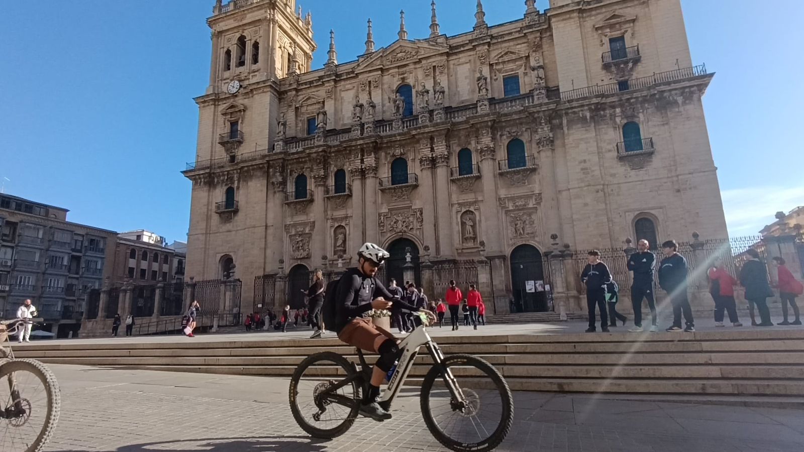 Jaén, protagonista de nuevo en la salida de la tercera etapa de la Andalucía Bike Race