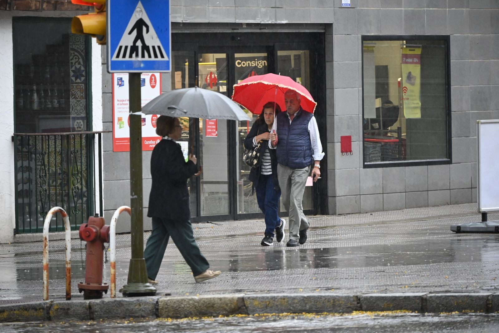 Un lunes de lluvia en Huelva, en imágenes