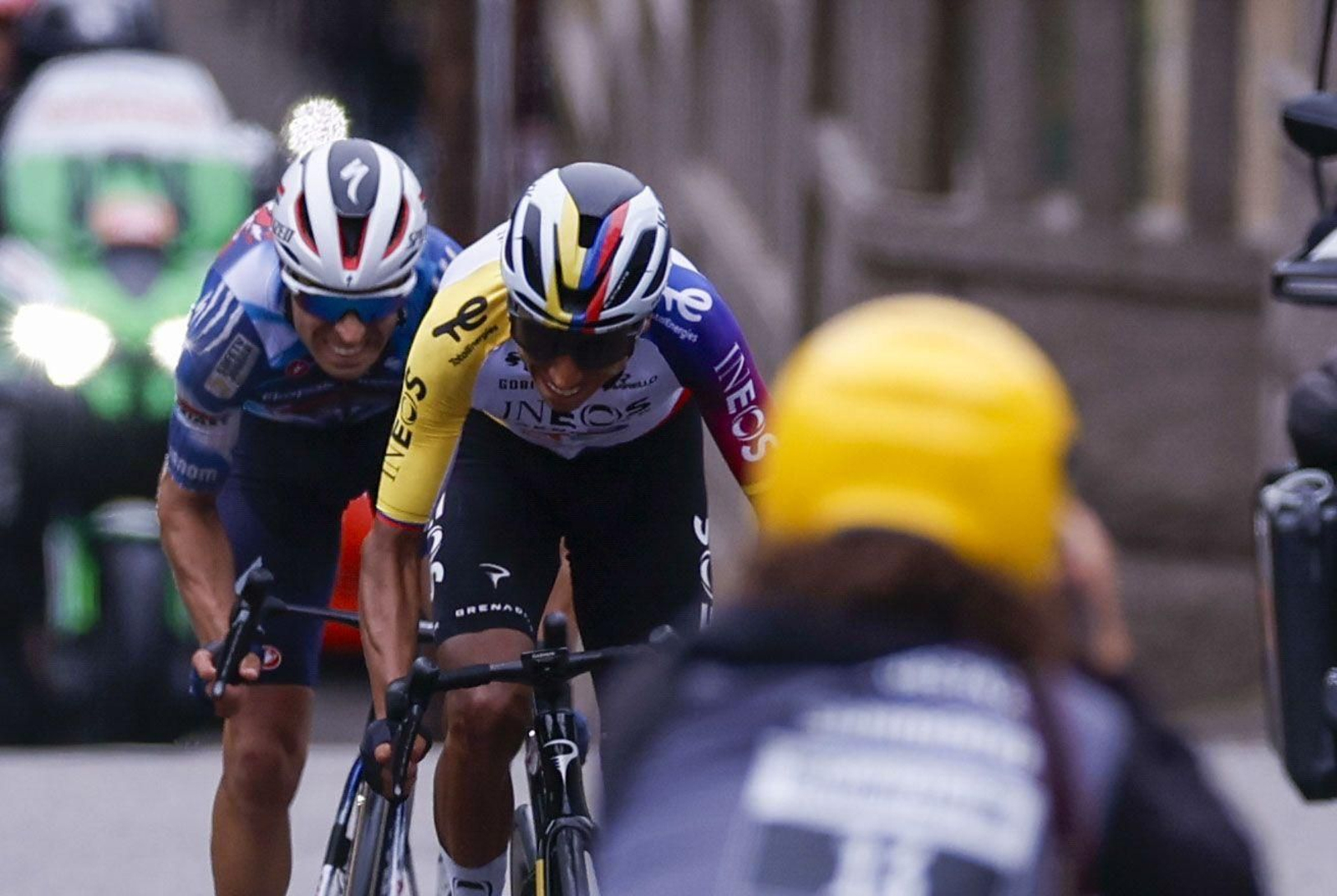 Egan Bernal vence a Landa en el anticipado esprint en la Vuelta a España.